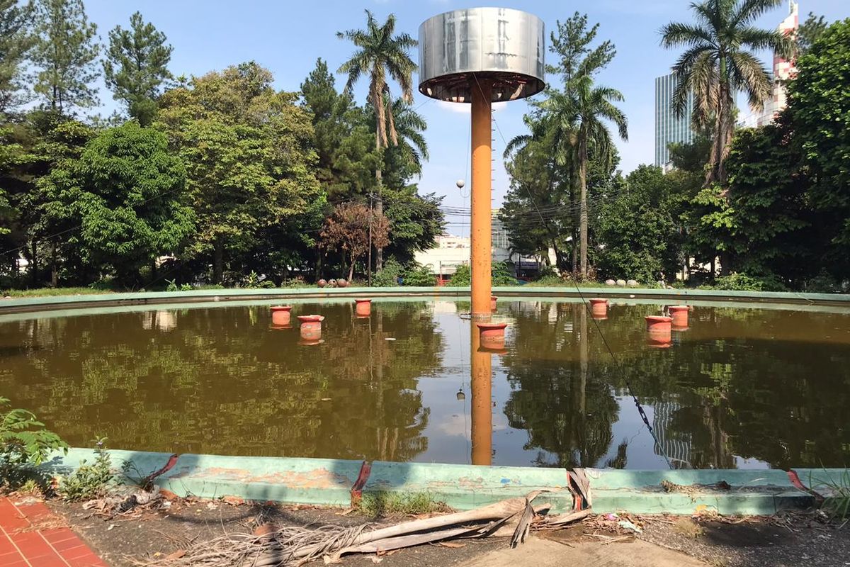 Suasana Taman Wisata Martha Tiahahu, Melawai, Kebayoran Baru, Jakarta Selatan pada Senin (9/11/2020) sore. Kondisi Taman Martha Tiahahu terlihat memprihatinkan dengan sampah bertebaran di beberapa titik serta rumput yang tak terurus.