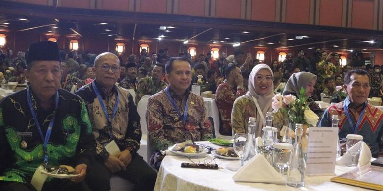 Penjabat (Pj) Gubernur Sumatera Selatan (Sumsel) Agus Fatoni dan jajaran menerima penghargaan Pembina Program Kampung Iklim (ProKlim) Terbaik Tingkat Provinsi 2023.
