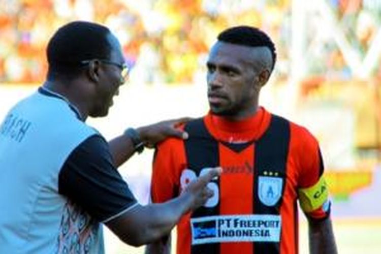 Pelatih Persipura Jacksen Tiago memberi instruksi kepada sang kapten Boaz Solossa.