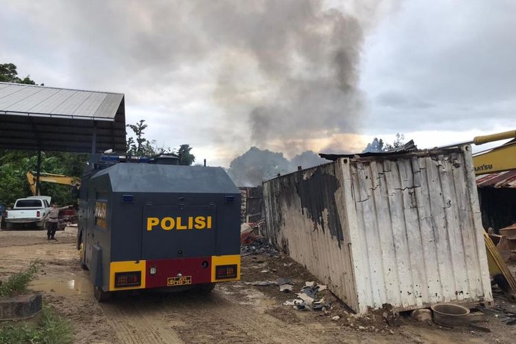 Gudnag logistik dan camp karyawan PT Abdi Sarana Nusa yang berlokasi di Desa Anglas, Kecamatan Bula, Kabupaten Seram Bagian Timur, provinsi Maluku hangus terbakar, Selasa (5/7/2022).