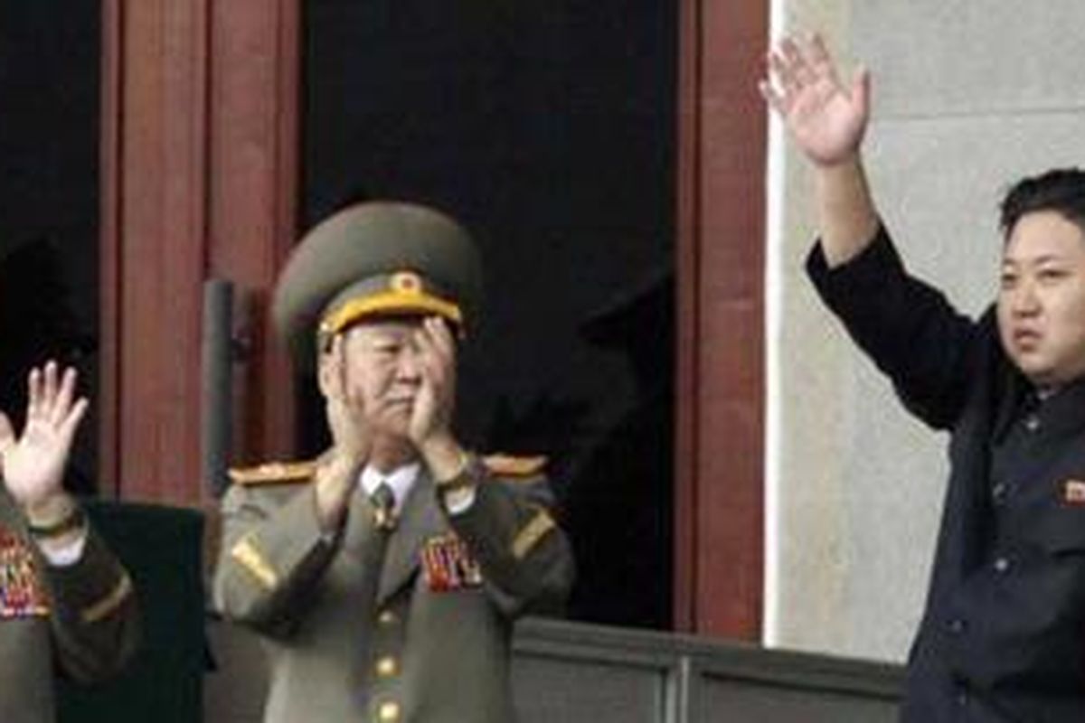 Kim Jong Un melambaikan tangan kepada puluhan ribu warga di stadion Kim Il Sung.