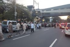 Hindari Parkir Penuh, Jemaah Masjid Istiqlal Parkir di Kawasan Stasiun Juanda