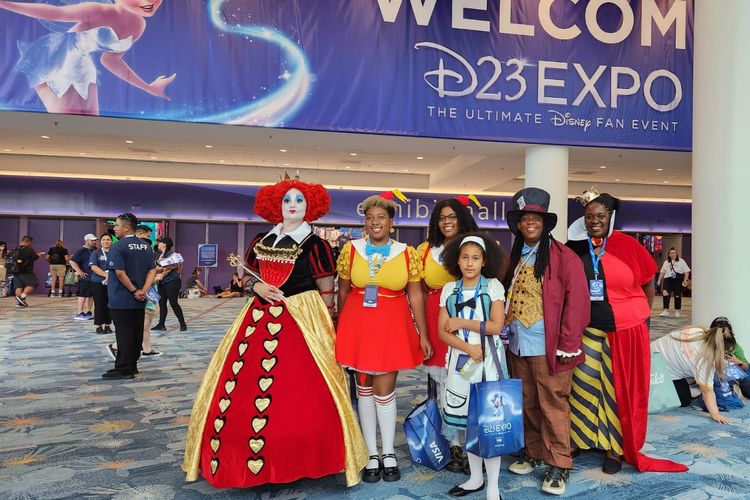 Para penggemar mengenakan kostum (cosplay) karakter favorit masing-masing di D23 Expo 2022 di Anaheim Convention Center, Anaheim, California, AS, Minggu (11/9/2022).