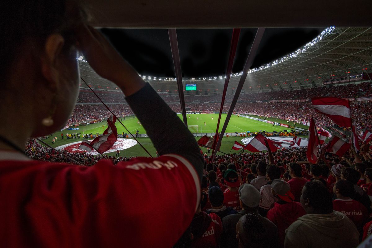 Suporter sepak bola kerap mengalami sensasi emosional yang sangat intens, tak kalah dengan atletnya