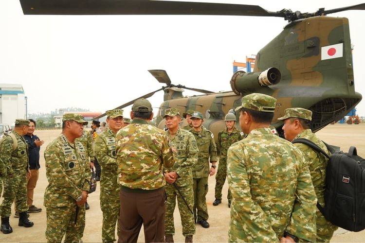 Menhan Sjafrie Cek Persiapan Operasi Tiga Helikopter Jepang untuk Padamkan Karhutla Kalbar
