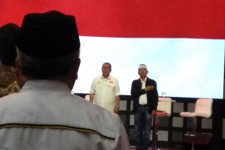 Pasangan Deddy Mizwar-Dedi Mulyadi saat debat perdana Pilkada Jawa Barat di gedung Sabuga, Senin (12/3/2018).