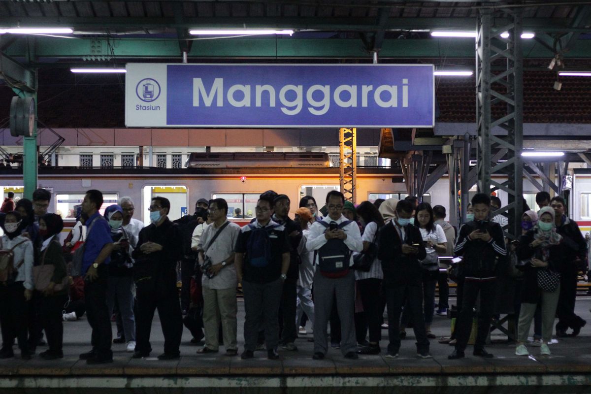 Penumpang KRL menunggu kereta tujuannya di Stasiun Manggarai, Jakarta Selata, Selasa (3/12/2019). 