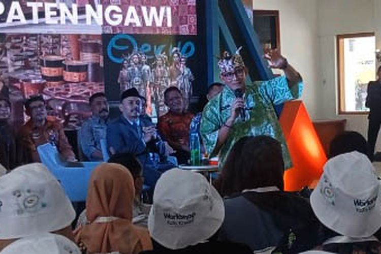 Sandiaga Uno membuat pantun untuk Ganjar Pranowo, Calon Presiden dari Partai PDIP saat berkunjung ke Kabupaten Ngawi. Sandiaga Uno mengaku menerapkan politik amar makruf nahi munkar dalam koalisi dengan PDIP.