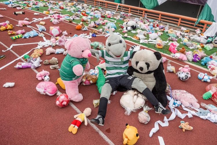 Zoro berpose di puluhan ribu boneka yang dilempar bonek pada pertandingan Persebaya vs PS Tira- Persikabo di Stadion Gelora Bung Tomo, sore tadi. 