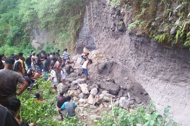 Warga mengevakuasi korban di lokasi galian pasir Desa Hale, Kecamatan Mapitara, Kabupaten Sikka, Selasa (27/2/2024)