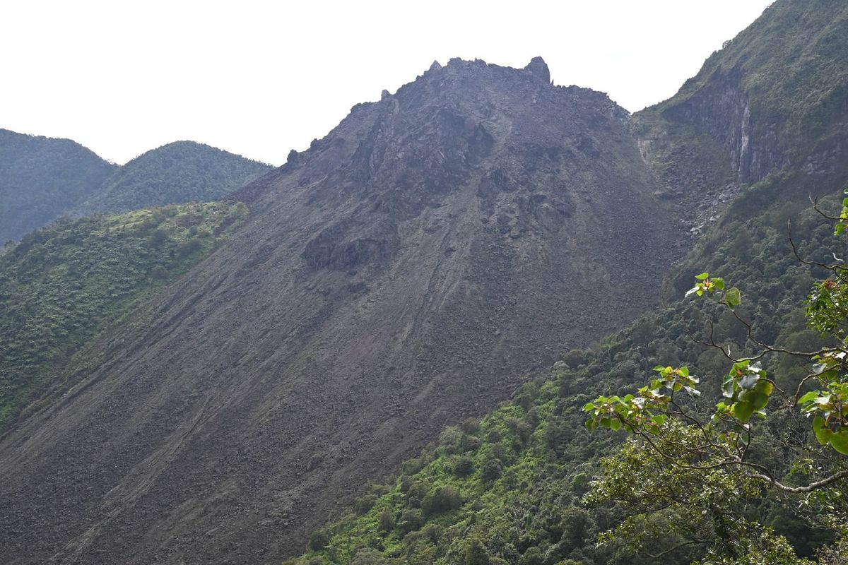 Misinformasi Status Gunung Anak Ranaka Jadi Normal, Ternyata Waspada