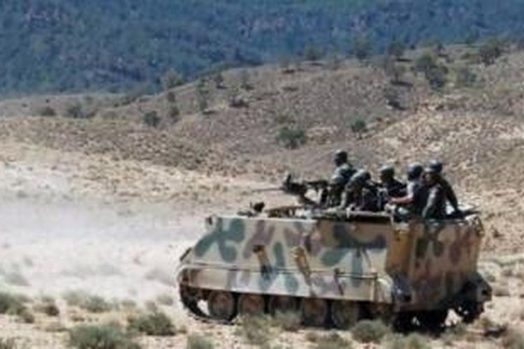 Angkatan Darat Tunisia menggelar operasi militer mengejar kelompok-kelompok radikal yang bertahan di kawasan pegunungan dekat perbatasan dengan Aljazair.