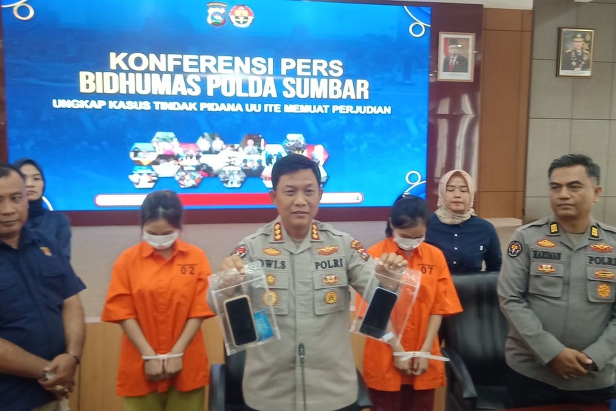 Kabid Humas Polda Sumbar Kombes Pol Dwi Sulistyawan memperlihatkan barang bukti dan 2 Selebgram Sumbar yang diduga promosikan situs judi online, Selasa (28/3/2023).