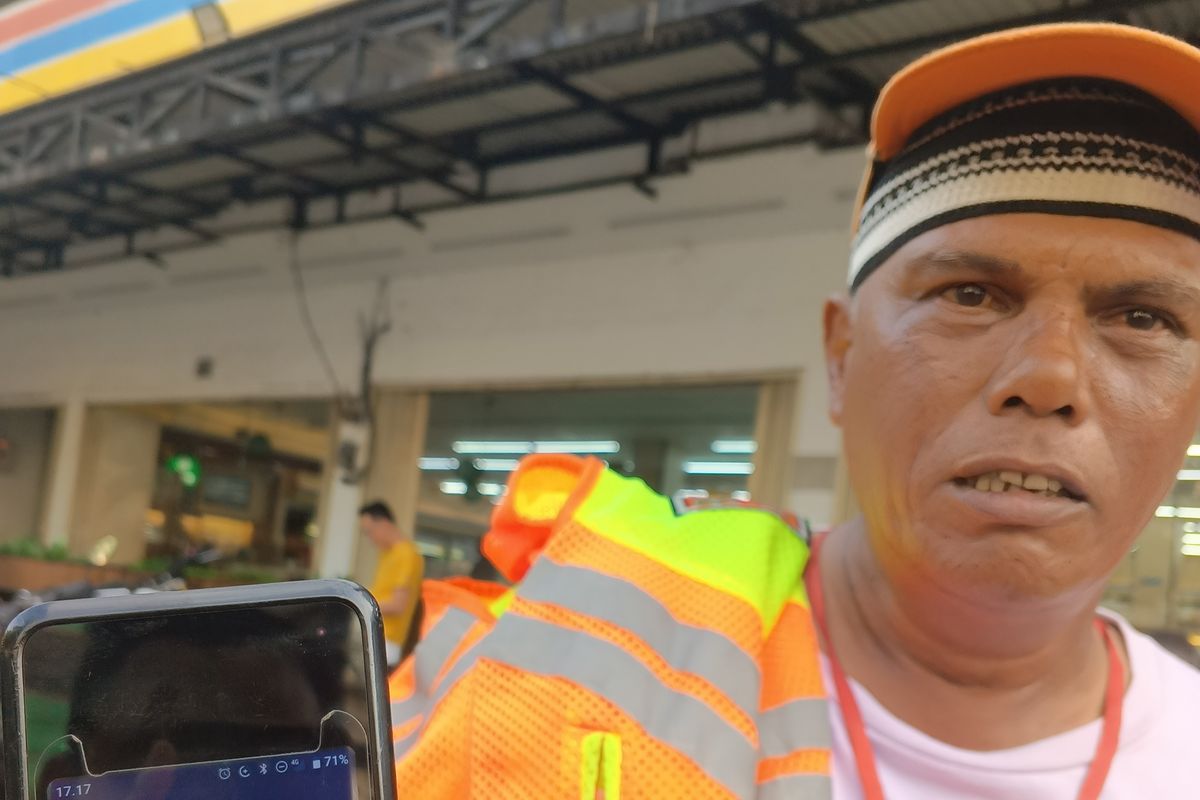 Mantan jukir elektronik parking (E-Parking) di Kota Medan, M Yakub saat diwawancarai di Jalan Brigjen Katamso, Medan, Selasa (2/7/2024)