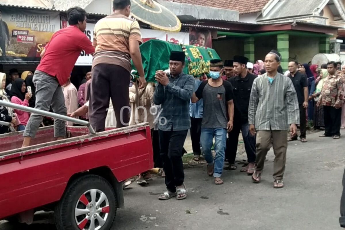 Upacara pemakaman santri korban pengeroyokan, MAR, di Dusun Sentul, Desa Pandanarum, Kecamatan Sutojayan, Kabupaten Blitar, Minggu (7/1/2024)