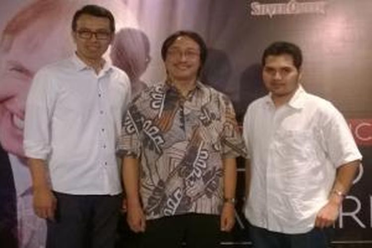 Purwacaraka (tengah) diabadikan bersama Tatit Primadi (kiri) dari pihak Interact dan Ridho Aditya Gumilang (kanan) dari pihak Mahana Live dalam jumpa pers Exclusive Concert Richard Clayderman 2015 di Redbox Cafe, Jakarta Selatan, Jumat (17/4/2015).
