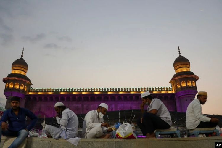 Muslim India berbuka puasa Ramadan di Masjid Mekah di Hyderabad, India, Jumat, 16 April 2021.