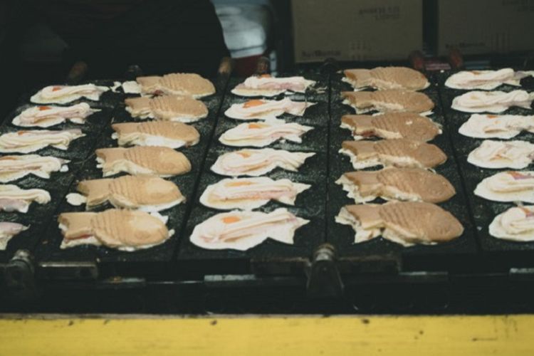 Taiyaki (kue tradisional Jepang berbentuk ikan) yang dijual oleh pria bernama Junya Hashimoto di Prefektur Saitama, Jepang. Dia meminta maaf kepada pelangannya lewat Twitter karena mengurangi isian di taiyakinya untuk mencegah tokonya bangkrut.