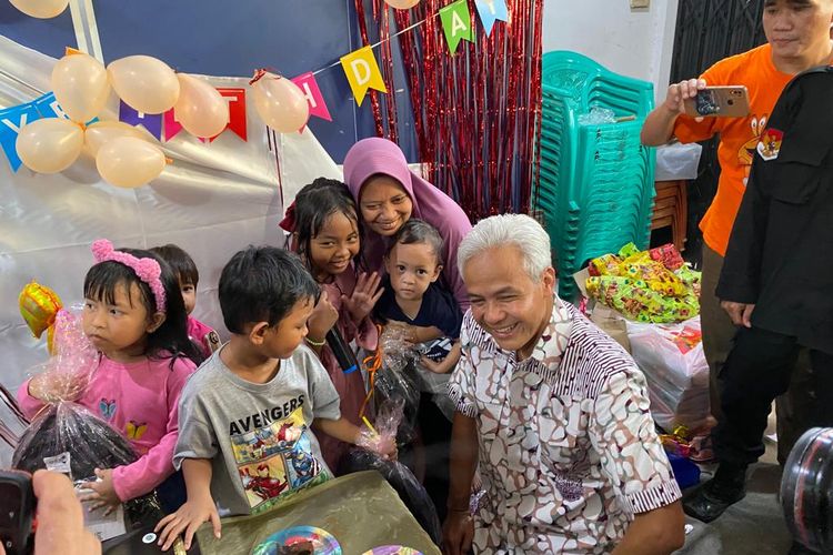 Bakal calon presiden yang diusung PDIP, Ganjar Pranowo menghadiri acara ulang tahun salah satu warga di Jalan Budi Mulia Utara, Pademangan Barat, Jakarta Utara, pada Minggu (25/6/2023).