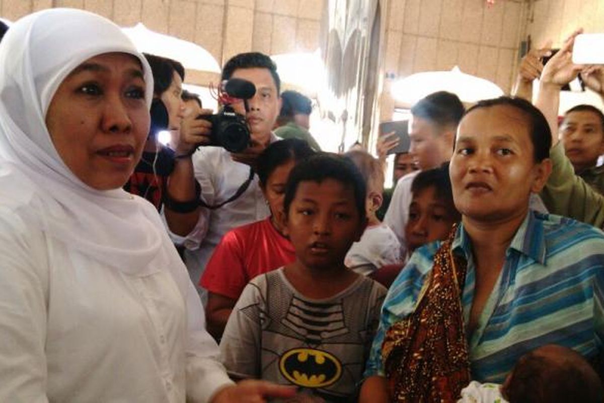 Menteri Sosial RI Khofifah Indar Parawansa mengunjungi warga Cipinang Melayu korban banjir di tempat pengungsian di Masjid Universitas Borobudur, Makasar, Jakarta Timur. Kamis (23/2/2017)