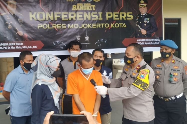 Sosok pria asal Gresik, Jawa Timur, ditangkap jajaran Kepolisian Resor (Polres) Mojokerto Kota, karena menjual istrinya sendiri untuk layanan seks threesome.
