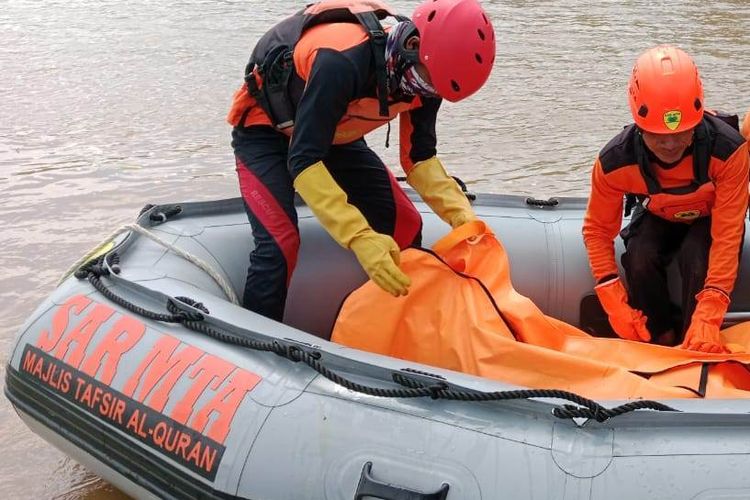Tim SAR gabungan saat mengevakuasi jasad korban EFA yang ditemukan di selatan tambangan penyeberangan Dusun Dawuhan, Desa Dawuhan, Kecamatan Jatikalen, Kabupaten Nganjuk, Jawa Timur, Selasa (11/3/2025) siang.