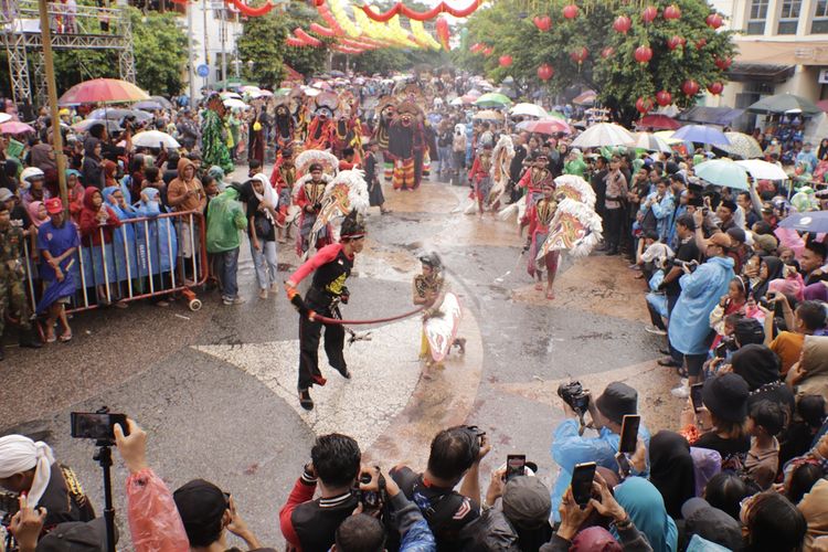 Suasana karnaval budaya Grebeg Sudiro yang diselenggarakan dalam rangka menyambut perayaan Imlek 2024 oleh masyarakat Kelurahan Sudiroprajan, Jebres, Solo, bekerja sama dengan Panitia Imlek Bersama Kota Solo pada Minggu (4/2/2024). Grebeg Sudiro pada tahun ini masuk ke dalam daftar Karisma Event Nusantara (KEN) 2024, sehingga mendapat dukungan promosi dari Pemerintah Pusat.