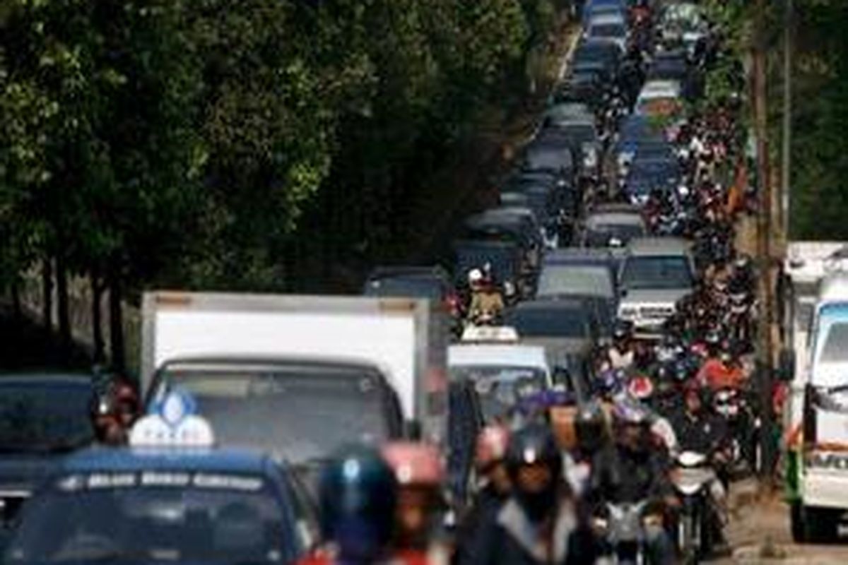 Macet di Sekitar Ragunan Pengguna jalan terjebak kemacetan di ruas Jalan TB Simatupang, Jakarta Selatan, Minggu (6/7). Kemacetan lalu lintas sekitar empat kilometer tersebut terjadi karena banyak warga yang hendak berlibur di Kebun Binatang Ragunan. 06-07-2008