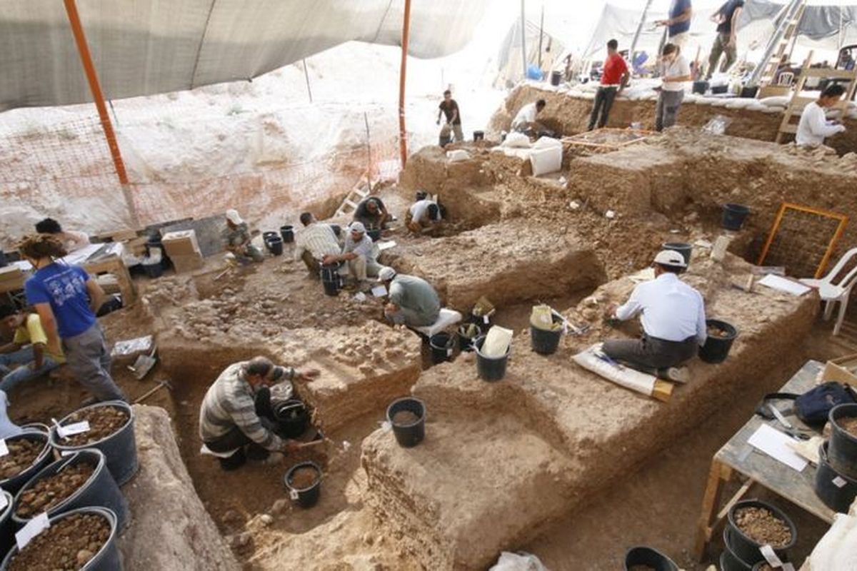 Sisa-sisa manusia ditemukan selama penggalian lubang pembuangan. Ribuan peralatan batu dan sisa-sisa hewan juga ditemukan. Salah satu yang ditemukan adalah fragmen tengkorak manusia purba jenis baru, diduga nenek moyang Neanderthal.