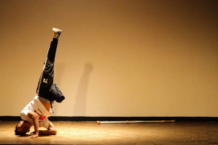 Arif Setyo Budi, B-Boy dengan kaki satu saat tampil dalam Eksebisi Perform Nalitari di Yogyakarta pada tahun 2015.