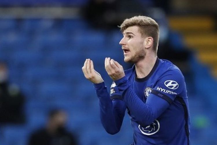 Striker Chelsea, Timo Werner, melakukan protes kepada wasit Mike Dean dalam laga kontra Leicester City pada pekan ke-37 Liga Inggris 2020-2021 di Stamford Bridge, 18 Mei 2021. Timo Werner kembali ke klub lamanya, RB Leipzig, setelah dua musim membela Chelsea.