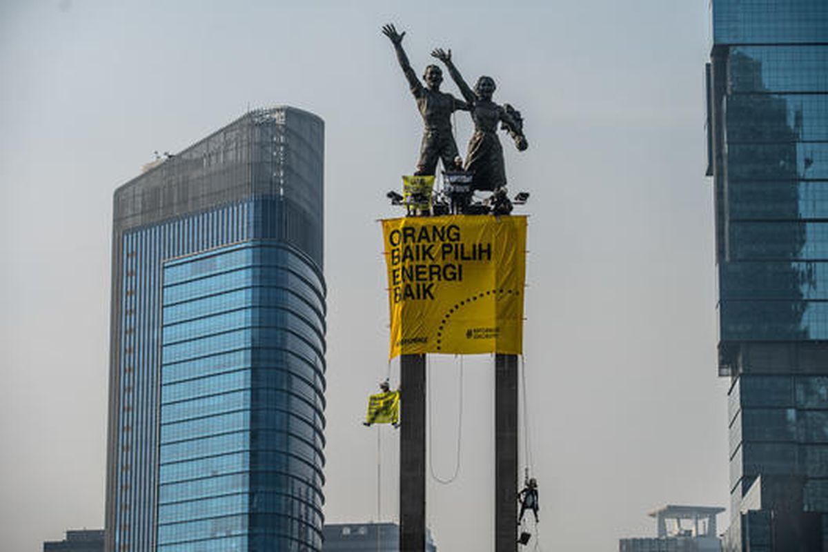 Dokumen pasang spanduk di Patung Selamat Datang, Bunderan HI, Jakarta Pusat, Rabu (23/10/2019).