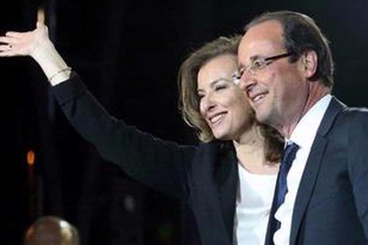 Valerie Trierweiler mendampingi Francois Hollande dalam perayaan kemenangan calon presiden dari Partai Sosialis itu di alun-alun Bastille di Paris, Senin (7/5/2012), setelah hasil resmi pemilu presiden Perancis itu diumumkan secara resmi.