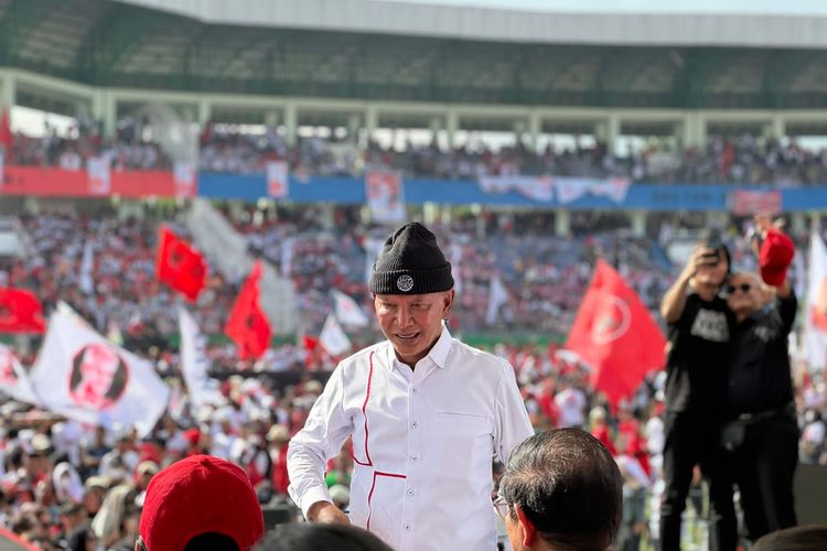 Ketua Dewan Pimpinan Daerah (DPD) Partai Demokrasi Indonesia Perjuangan (PDI-P) Jawa Timur, Said Abdullah saat mengikuti kampanye akbar pasangan calon presiden (capres) dan calon wakil presiden (cawapres) Ganjar Pranowo-Mahfud MD. 