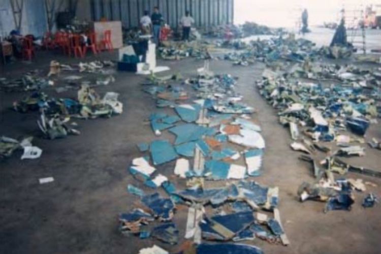 serpihan Silk Air MI185 yang jatuh di Sungai Musi.