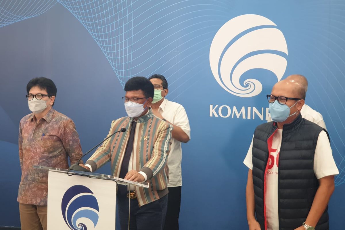 Menkominfo Johnny G. Plate (tengah) bersama Direktur Utama Telkomsel, Setyanto Hantoro (kanan) dalam penyerahan surat keterangan lolos uji layak operasi 5G Telkomsel di kantor Kementerian Kominfo, Senin (24/5/2021).