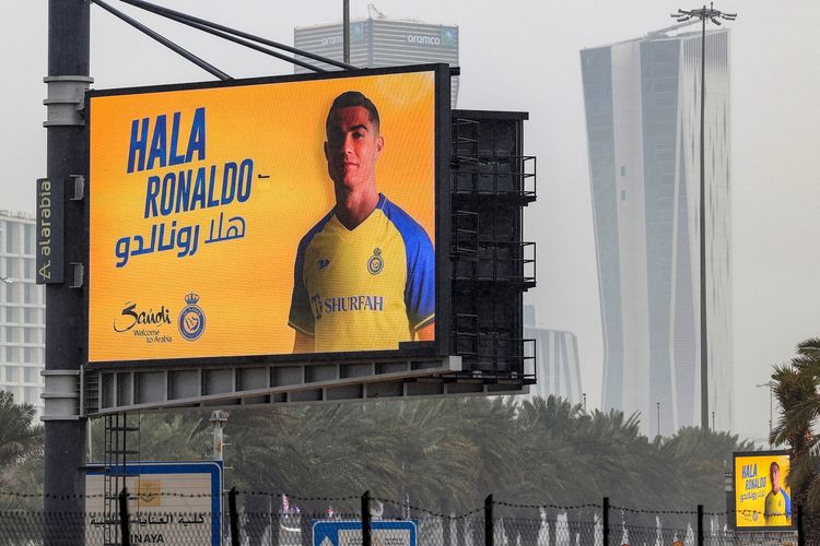 Papan reklame menyambut kedatangan Cristiano Ronaldo untuk klub Al Nassr dipajang di sepanjang jalan Riyadh, ibu kota Arab Saudi, Selasa (3/1/2023).