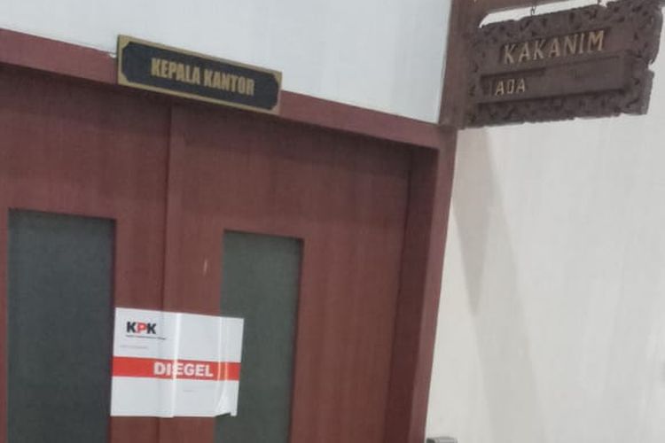 Ruang Kepala Kantor Imigrasi Mataram yang disegel  KPK. 