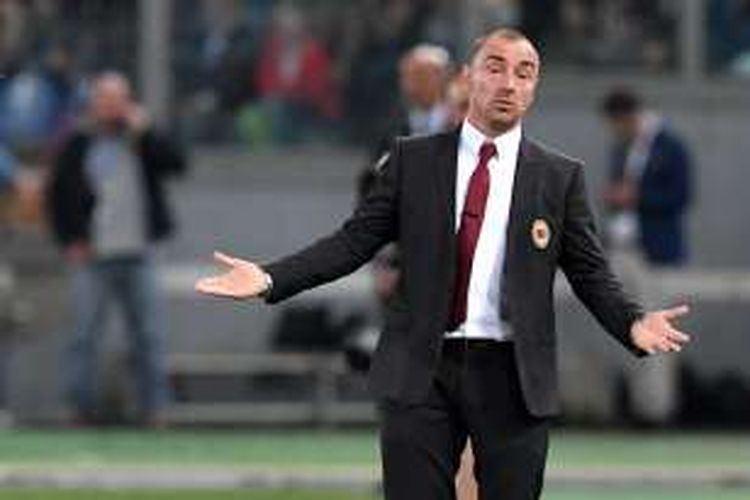 Ekspresi Cristian Brocchi saat mendampingi AC Milan melawan Juventus pada final Coppa Italia di Stadion Olimpico, Sabtu (21/5/2016).
