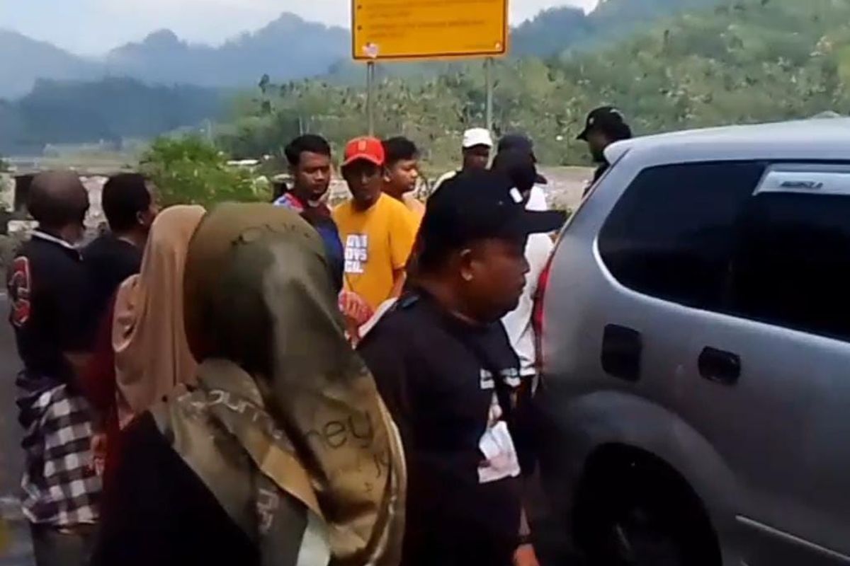 Warga hadang polisi yang amankan 4 pelaku tambang pasir ilegal di Lumajang