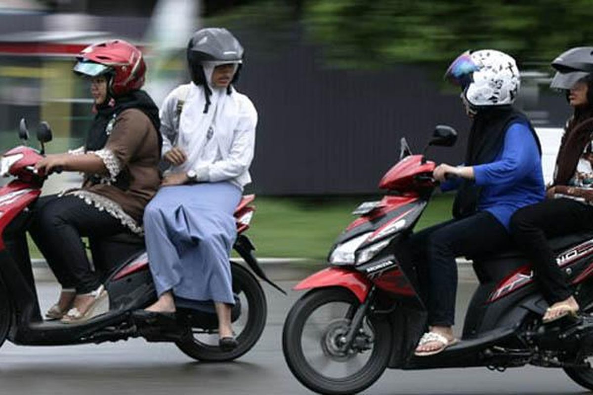 Orang yang dibonceng duduk menghadap ke samping dan ke depan.