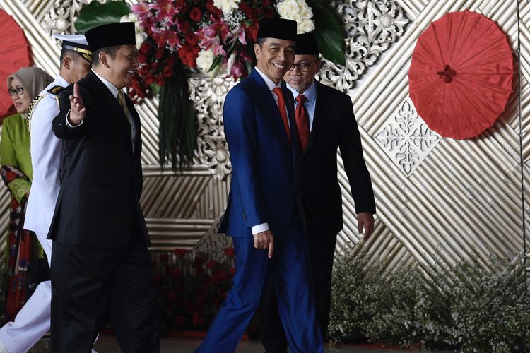 Presiden Joko Widodo (kedua kanan) berjalan bersama Ketua DPR Bambang Soesatyo (ketiga kiri) setibanya di Ruang Rapat Paripurna, Kompleks Parlemen, Jakarta, Jumat (16/8/2019). Presiden Joko Widodo akan menyampaikan pidato kenegaraan di hadapan para anggota DPR. 