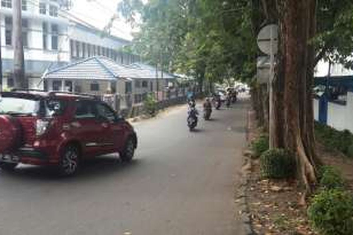 Kondisi Jalan Bendungan Jatiluhur dari Jalan Jenderal Gatot Subroto tampak lenggang saat pemberlakuan sistem 