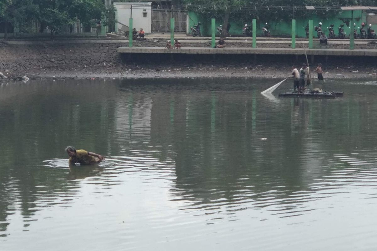 Warga menjala ikan di Waduk Poncol, Ragunan, Jakarta Selatan, Kamis (20/9/2018).