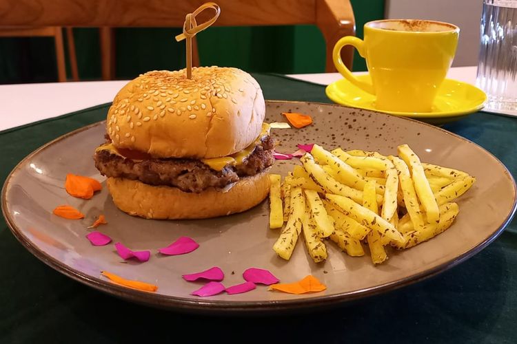 Royal Stacks, burger ala Australia dengan edible flowers di Carltons Eatery. 