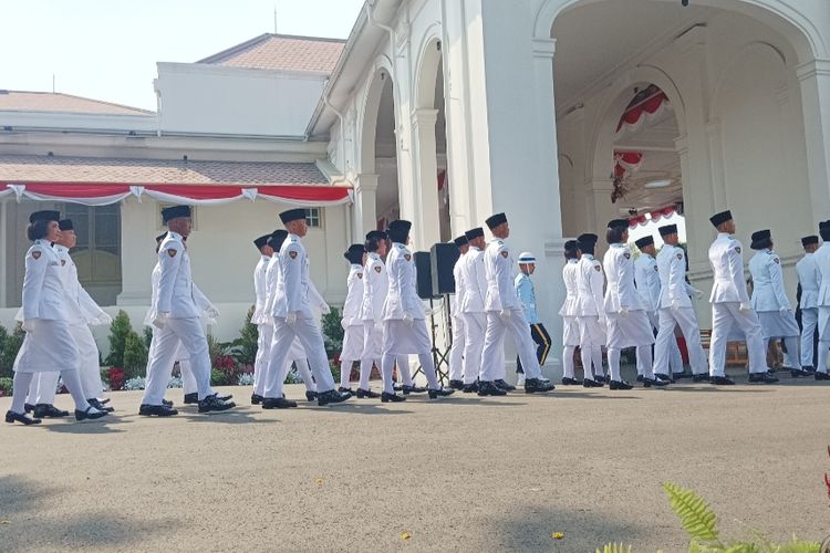 Tim Pasukan Pengibar Bendera Pusaka (Paskibraka) yang bertugas untuk mengibarkan bendera Merah Putih pada Upacara Peringatan Detik-Detik Proklamasi Kemerdekaan Republik Indonesia pada Kamis (17/8/2023).