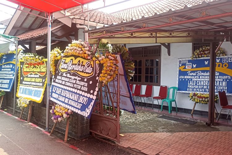 Karangan bunga tampak memenuhi area rumah duka Kacab Bank BUMN, MIP (37) di kawasan Pasir Kuda, Bogor 