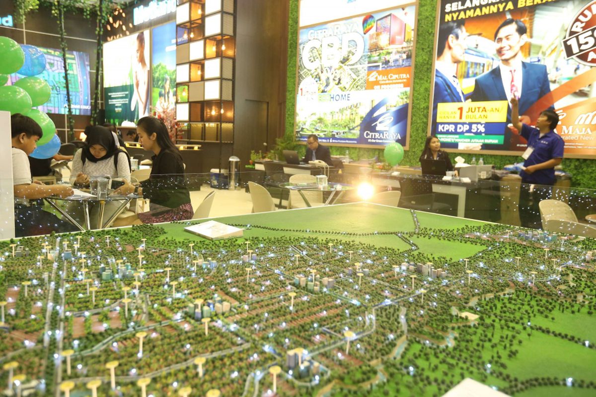 Suasana acara Indonesia Property Expo 2018 yang diselenggarakan oleh PT Bank Tabungan Negara (Persero) Tbk (BTN) di Jakarta Convention Center Senayan, Jakarta, Sabtu (03/02/2018). Acara pameran property yang diikuti ratusan pengembang ini memberikan berbagai macam promo dan potongan harga dari DP 0% hingga pemberian sertifikat tanah geratis, Acara ini berlangsung dari tanggal 3-11 Februari 2018.