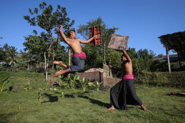 Para pepadu saat pertunjukan peresean di Desa Wisata Bonjeruk, Lombok Tengah, NTB, Jumat (2/8/2019). Berbagai atraksi budaya serta agrowisata menjadi daya tarik tempat ini.