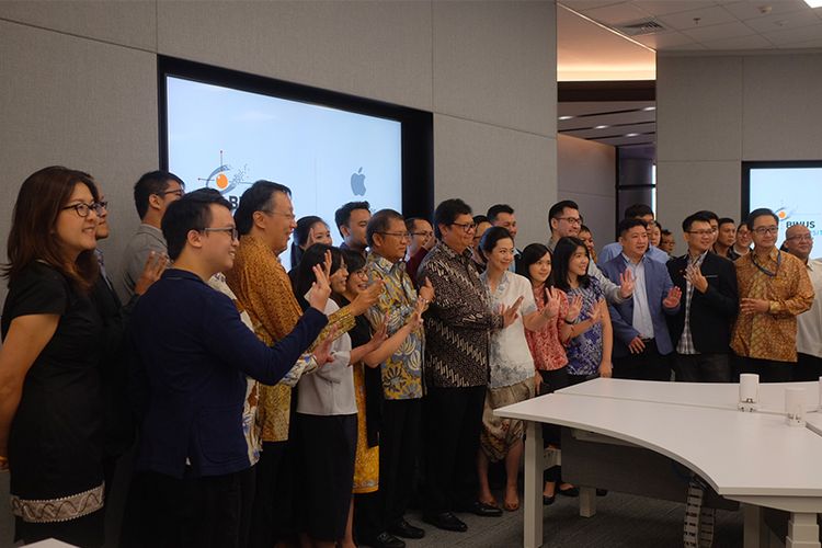 Suasana saat Menkominfo Rudiantara dan Menperin Airlangga Hartarto meninjau Apple Developer Academy Indonesia di BSD, Senin (7/5/2018).